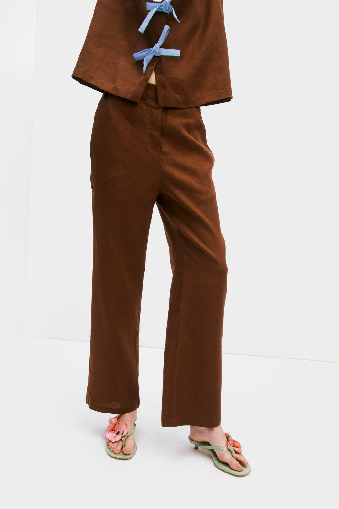 The Bow Linen Set with Pants in Brown